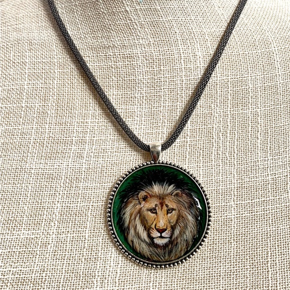 Beautiful Handpainted MUFASA LION face pendant large in 50mm round metal bezel. - Picture 3 of 6